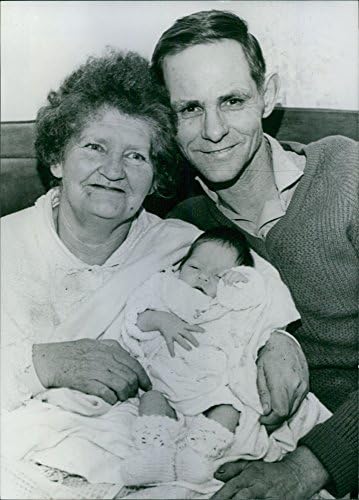 תצלום וינטג 'של הגברת יוהנה דו פלסיס עם בעלה דני ומחזיק תינוק.
