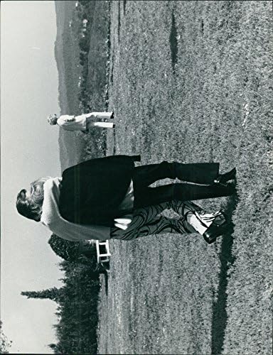 תצלום וינטג 'של קירק דאגלס הולך עם אישה.