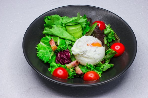 Savourez une exquise salade de brocoli avec amandes grillées et sauce au yaourt : une recette incontournable !
